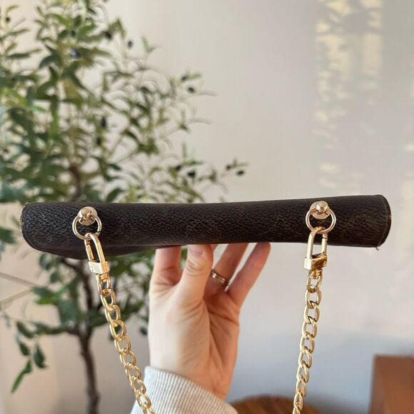 ✅AUTHENTIC✅LOUIS VUITTON WALLET ON A CHAIN - Picture 4 of 15